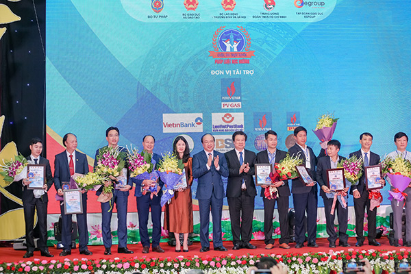 PTGĐ PV GAS Nguyễn Thanh Bình (thứ 3 từ trái qua) nhận vinh danh Nhà tài trợ Kim cương