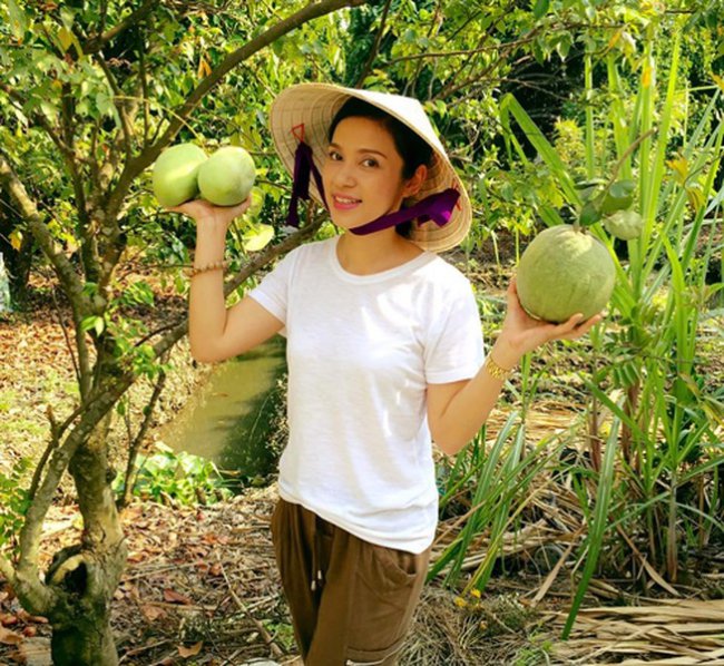 Hiện tại, Việt Trinh và con trai đang sống trong căn nhà với với thiết kế riêng theo sở thích gần gũi thiên nhiên, thanh bình và yên tĩnh. Khu vườn nhà của nữ diễn viên có diện tích 2.500m2, được "người đẹp Tây Đô" trồng nhiều loại cây trái, rau quả.