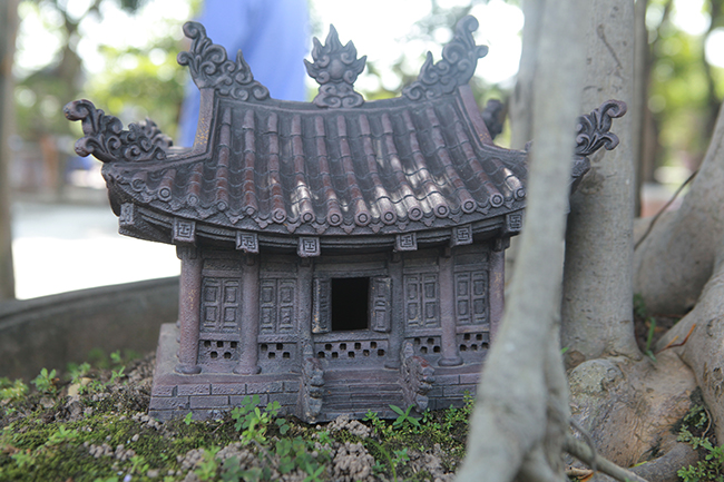 "Tôi dựa theo hình ảnh chùa Đồng trên đỉnh thiêng Yên Tử để đúc một ngôi chùa nhỏ có hình dáng tương tự với ý nghĩa tác phẩm có nguồn gốc từ Quảng Ninh", anh Hưng chia sẻ