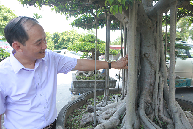 “Đã có một số anh em biết đến tác phẩm và trả hơn 1 tỷ đồng nhưng tôi chưa có ý định bán. Tôi vẫn “đang yêu” nó nên để ở nhà chơi, ngắm sau 10 năm tạo tác”, anh Hưng nói.