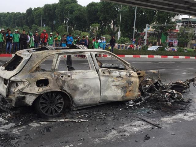 Vụ Mercedes bốc cháy sau khi gây tai nạn: Cảnh sát tìm người nhà nạn nhân tử vong