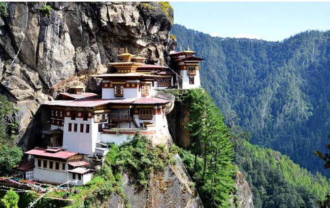 Tiger’s Nest Temple, Bhutan: Còn được gọi là Taktsang, đây là một tu viện linh thiêng được xây dựng trên một vách đá cao hơn 900 m trên thung lũng Paro.