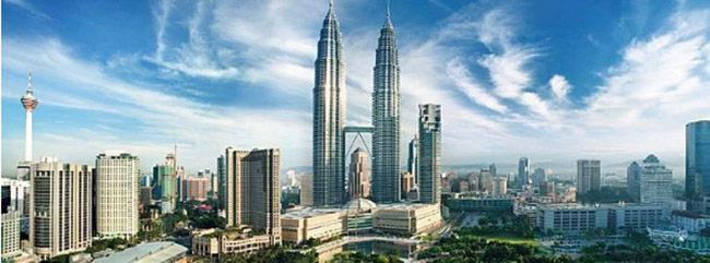 Kuala Lumpur, Malaysia: Kuala Lumpur là thủ đô của Malaysia. Đó là một nơi tuyệt vời để đến vì sự đa dạng của tất cả mọi thứ từ các kiến ​​trúc ấn tượng tới nền văn hóa phong phú. Các địa điểm du lịch thu hút nhất là China Town, Tháp đôi Petronas, Hang động Buta và Chợ trung tâm.