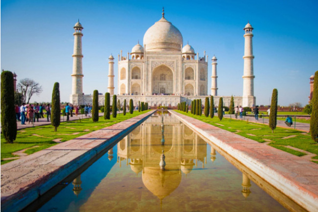 Đền Taj Mahal, Ấn Độ: Đền Taj Mahal đã ra được và hoàn thành vào năm 1648. Nó đã trở thành viên ngọc quý của cộng đồng Hồi giáo ở Ấn Độ với những khu vườn xinh đẹp tượng trưng cho thiên đường trên trái đất.