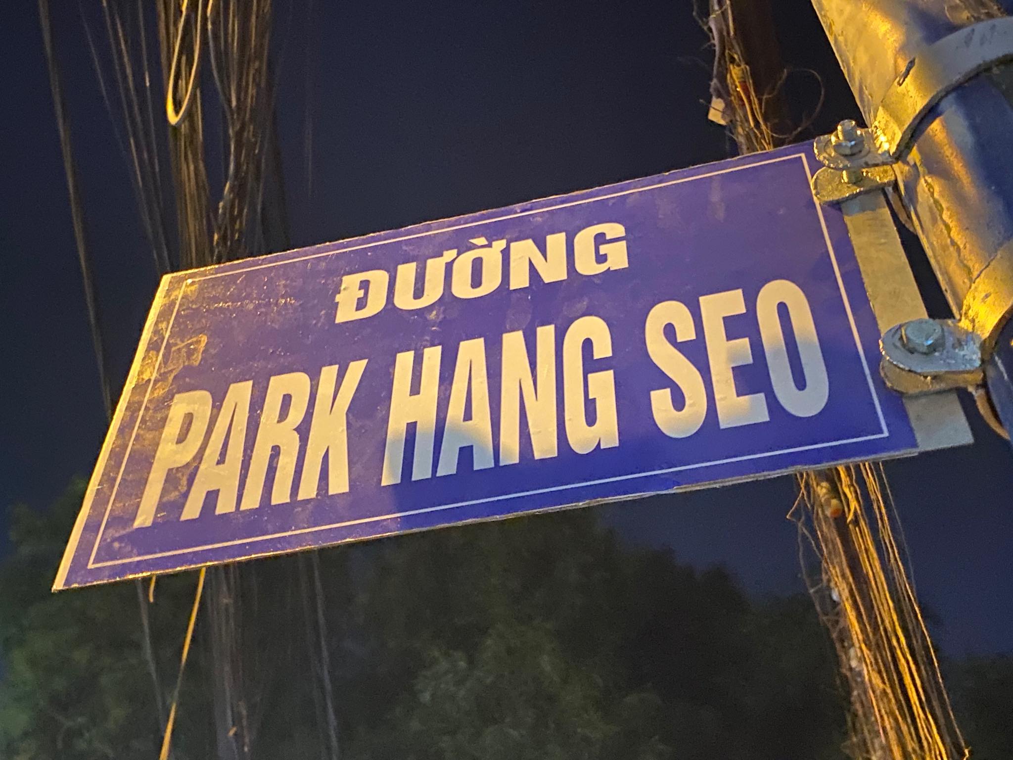 Nhiều người dân ở tỏ ra bất ngờ khi thấy bảng tên đường Park Hang Seo&nbsp;được gắn tại một con hẻm ở quận 9