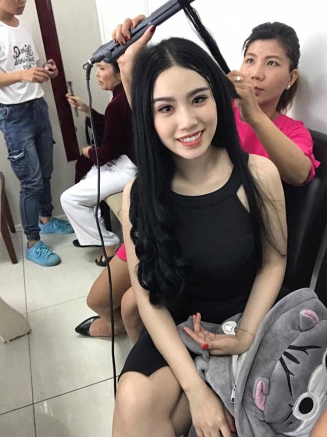 Gương mặt rạng rỡ của Linh Miu sau khi trang điểm xong, đang đợi làm tóc. 
