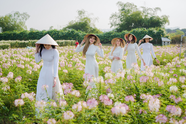Đến tham quan Việt Nam, những cô gái này đều muốn lưu lại những nét đặc trưng của văn hóa Việt