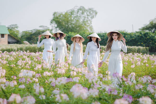 Trong tà áo dài trắng tinh khôi, càng làm tôn thêm vẻ đẹp rạng rỡ cho các cô gái trẻ