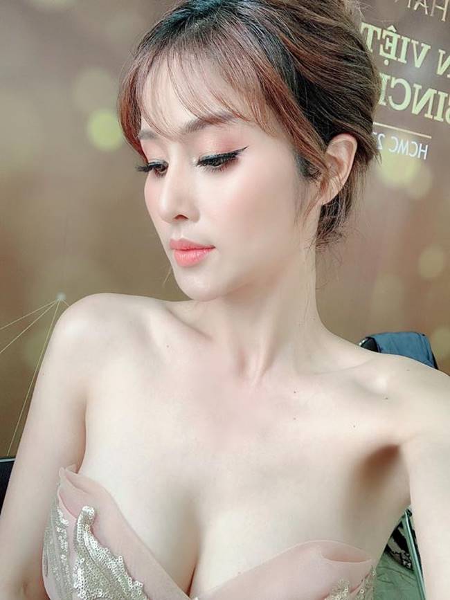 Người đẹp thứ 3 được nhắc tới là diễn viên Thảo Trang - vợ cũ cầu thủ Phan Thanh Bình, cô gợi cảm quyến rũ hơn sau nâng cấp vòng 1.