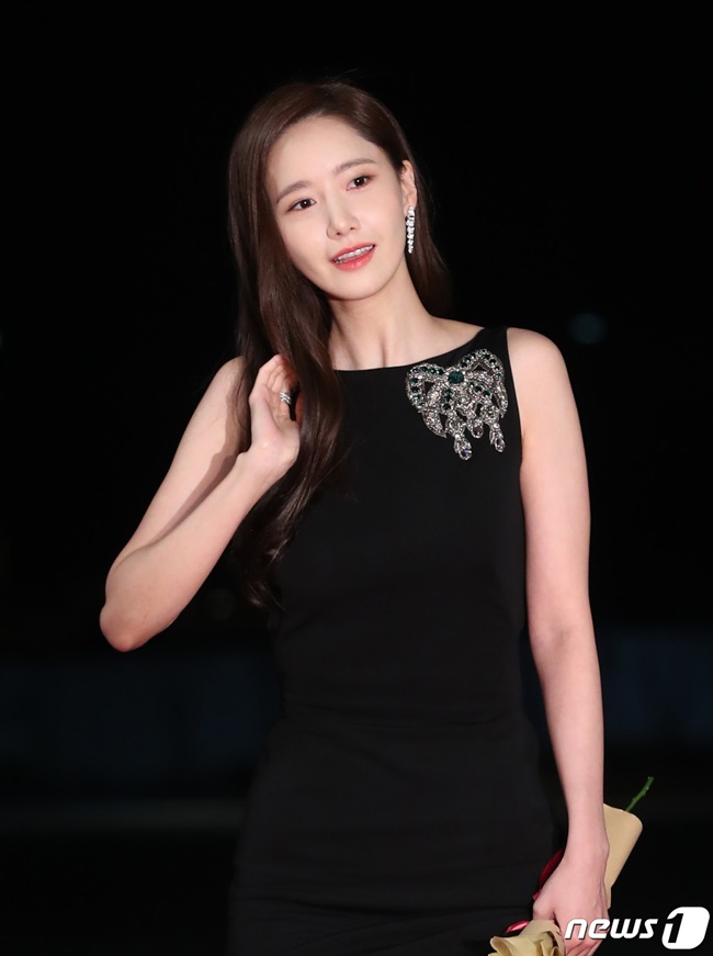 Người đẹp xứ Hàn chọn thiết kế váy đen đơn giản, khéo léo khoe lưng.