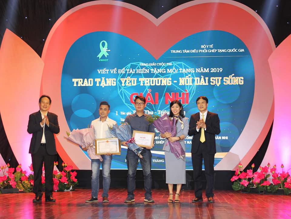 BTC trao giải Nhì cho tác giả: Diệu Thu – Triệu Quang với loạt bài “Cho đi là còn mãi”, Báo điện tử Dân Việt.