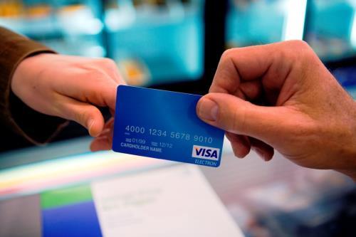 Mở thẻ ATM hộ người khác có thể bị phạt 100 triệu đồng
