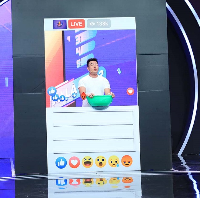 "Thánh livestream" Lê Dương Bảo Lâm thể hiện tài livestream trên sóng truyền hình