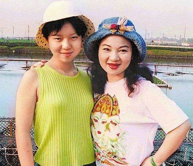 Nữ diễn viên Pai Bing Bing cùng cô con gái Pai Hsiao Yen của mình