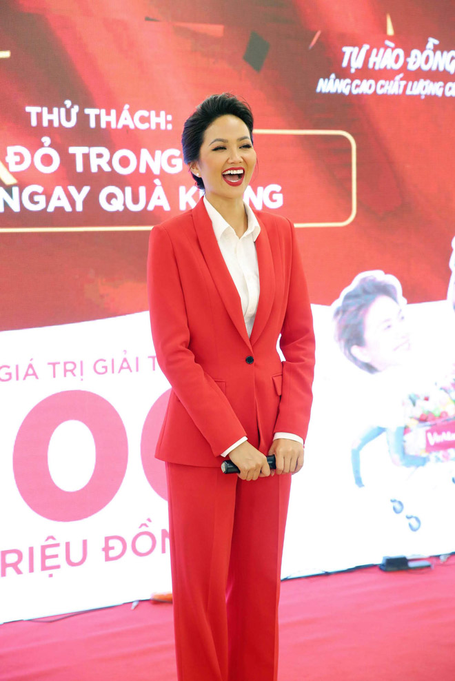 Hoa hậu Hoàn vũ Việt Nam 2017 bất ngờ xuất hiện trong vai trò MC chương trình kỷ niệm sinh nhật 5 năm của VinMart và VinMart+ tối 20/11. Cô diện cả cây vest đỏ để phù hợp với chủ đề “VinMart phủ đỏ - chứng tỏ tin yêu”.