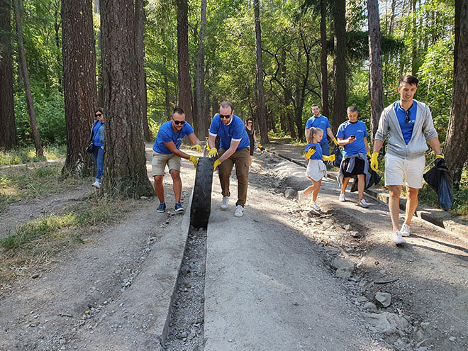 Hơn 100 tình nguyện viên là các nhân viên và gia đình của Tek Experts Bulgaria tham gia hoạt động “Clean up day” cùng dọn dẹp Bulgaria trong một ngày