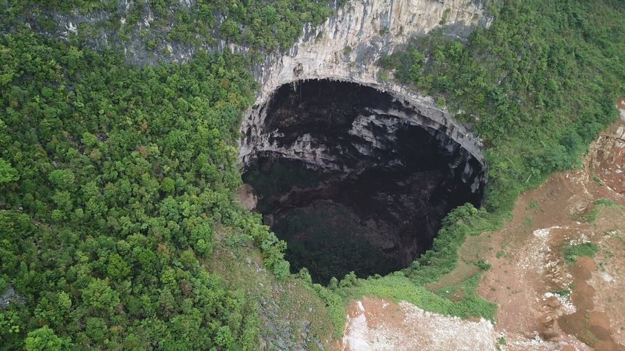 Trung Quốc phát hiện ra hang động nguyên thủy bí ẩn - 1