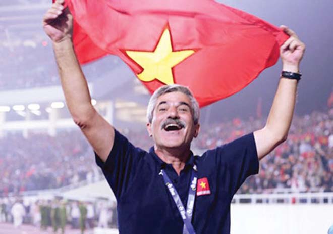 "Thầy phù thủy" Henrique Calisto với lá cờ Việt Nam ăn mừng chức vô địch AFF Cup tháng 12 năm 2008 trên sân Mỹ Đình