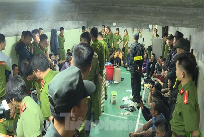 Cảnh sát vây ráp, bắt 52 đối tượng trong sới bạc ở Vĩnh Phúc