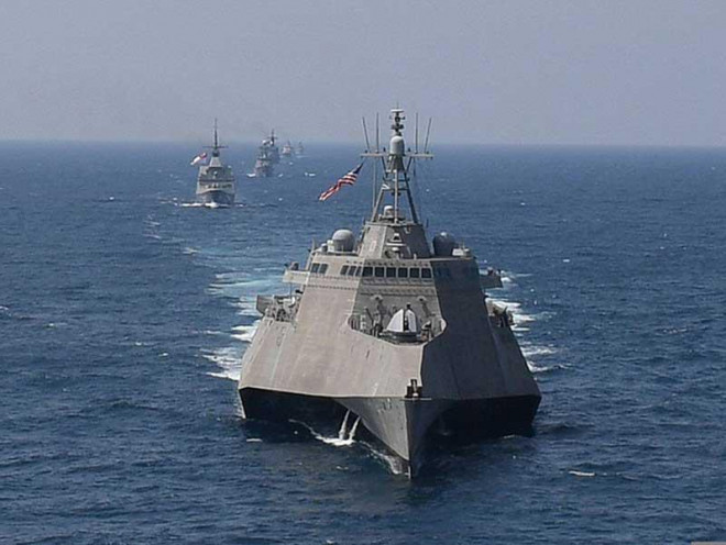 Tàu USS Montgomery của Mỹ di chuyển trên biển Đông gần đây. Ảnh: AFPTừ ngăn chặn sang tấn công