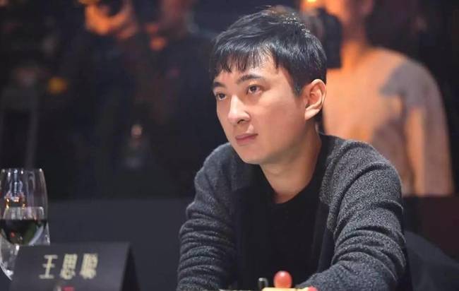 Tòa án Thượng Hải áp đặt giới hạn do Wang không tuân thủ phán quyết của tòa về việc trả 3,6 triệu nhân dân tệ (~11,3 tỷ đồng) cho Cao Yue - một người chơi thể thao điện tử eSport và  từng làm việc ở Shanghai Panda Entertainment. 