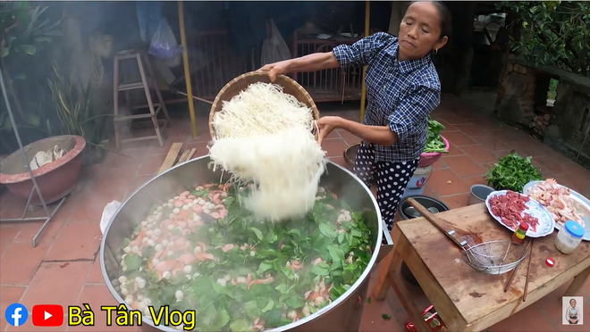 Phong cách cho hết nguyên liệu vào trong một nồi khiến nhiều người xem liên tướng tới món hổ lốn hay thậm chí là cả cám lợn.