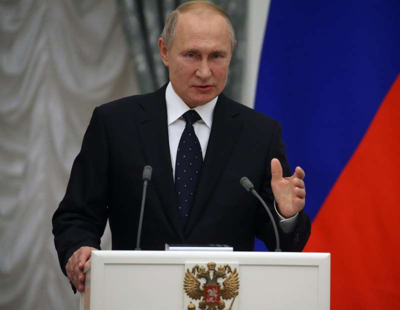 Tổng thống Nga Putin trong buổi lễ vinh danh những nhà khoa học thiệt mạng trong một nghiên cứu quân sự bí mật (ảnh: Newsweek)