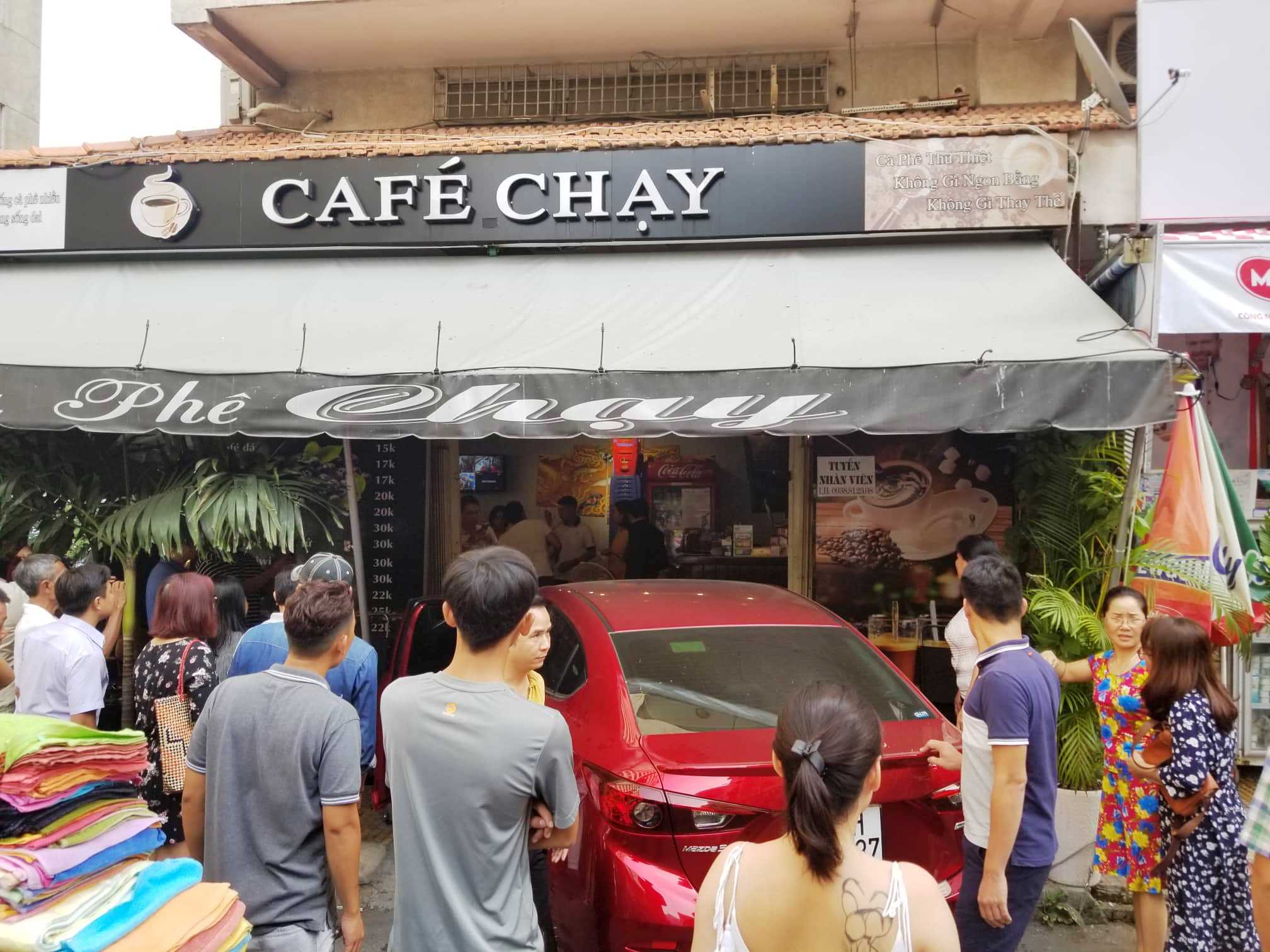 Hiện trường ô tô lao vào quán cà phê Chạy khiến nhiều người tháo chạy thục mạng