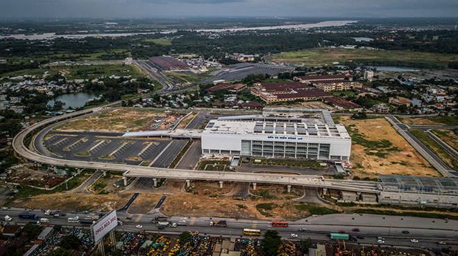 Bến xe Miền Đông mới được khởi công xây dựng vào tháng 4/2017, với diện tích hơn 16 ha (rộng gấp 3 lần Bến xe miền Đông hiện hữu) với vốn đầu tư 4.000 tỷ đồng thuộc phường Bình Thắng, thị xã Dĩ An (Bình Dương) và phường Long Bình, quận 9, (TP HCM). Giai đoạn 1 của dự án được đầu tư khoảng 740 tỷ đồng, do Tổng công ty cơ khí Giao thông vận tải Sài Gòn - TNHH MTV (Samco) làm chủ đầu tư.