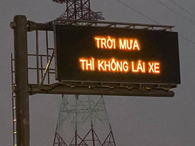 Bất ngờ với bảng điện tử giao thông trên cao tốc “trời mưa thì không lái xe”