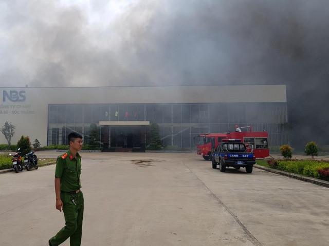 Cháy lớn tại Công ty May Nhà Bè, hàng trăm công nhân tháo chạy