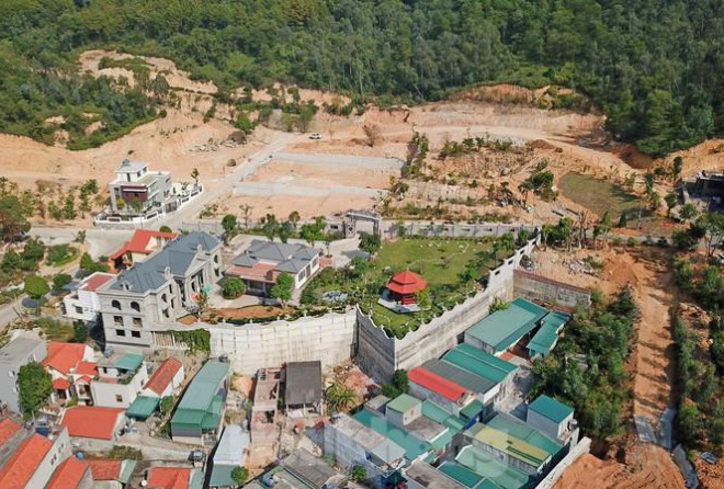 Cận cảnh ngọn đồi bị san phẳng xây biệt thự trái phép ở Quảng Ninh - 1