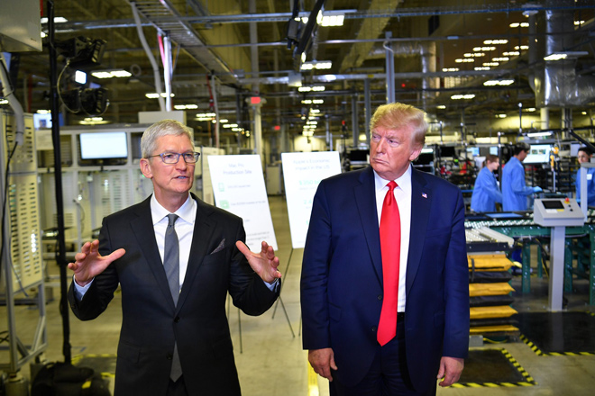 CEO Apple - Tim Cook (trái) và Tổng thống Donald Trump trong chuyến thăm tới nhà máy sản xuất Mac Pro.