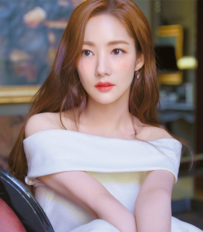 Một trong số đó là nữ diễn viên Park Min Young, dù được gọi là &#34;siêu phẩm thẩm mỹ&#34; nhưng Park Min Young vẫn được nhiều người yêu mến.