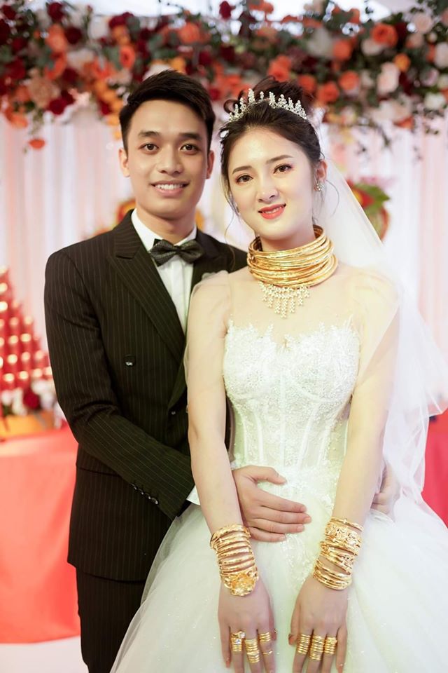Đám cưới của cặp đôi&nbsp;Cao Bằng gây xôn xao cộng đồng mạng vì hình ảnh cô dâu đeo vàng kín người