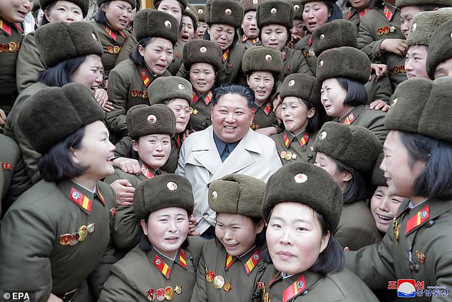 Nhà lãnh đạo Triều Tiên Kim Jong Un chụp ảnh cùng các nữ quân nhân.