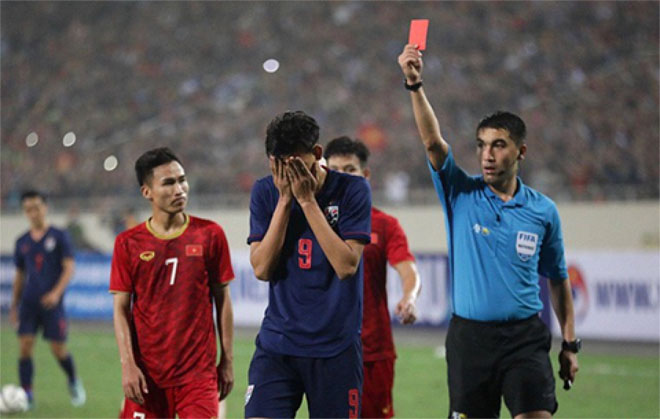 Supachai Jaided nhận thẻ đỏ trong trận thua 0-4 của U23 Thái Lan trước U23 Việt Nam