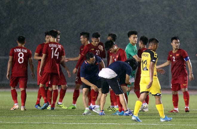 Ngay sau khi trận đấu giữa U22 Việt Nam và U22 Brunei kết thúc với tỉ số 6-0 cho các học trò của HLV Park Hang Seo, các bác sĩ của U22 Việt Nam lập tức vào sân để điều trị chấn thương cho tiền vệ Trọng Hùng.