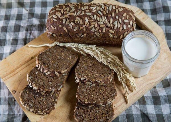 Bánh mì đen là một nguồn tinh bột có thể chọn cho chế độ ăn kiêng
