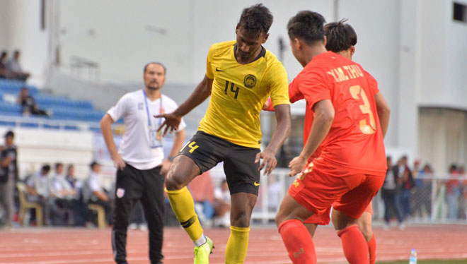 U22 Malaysia (áo vàng) và U22 Myanmar thi đấu quyết tâm cao độ