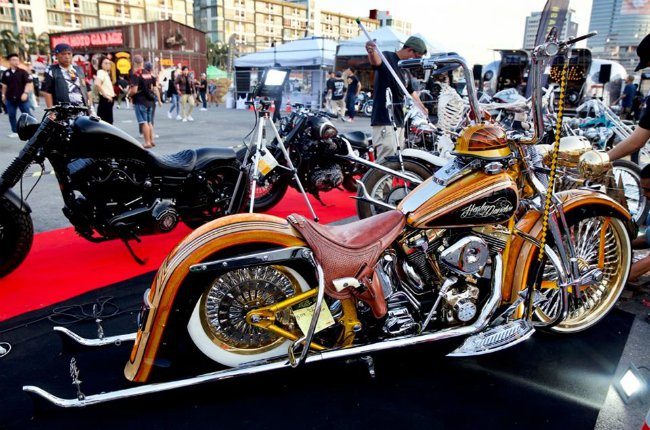 Còn đây là một chiếc Harley-Davidson khác được phủ lớp sơn màu vàng nhìn vô cùng đắt tiền và sang chảnh.