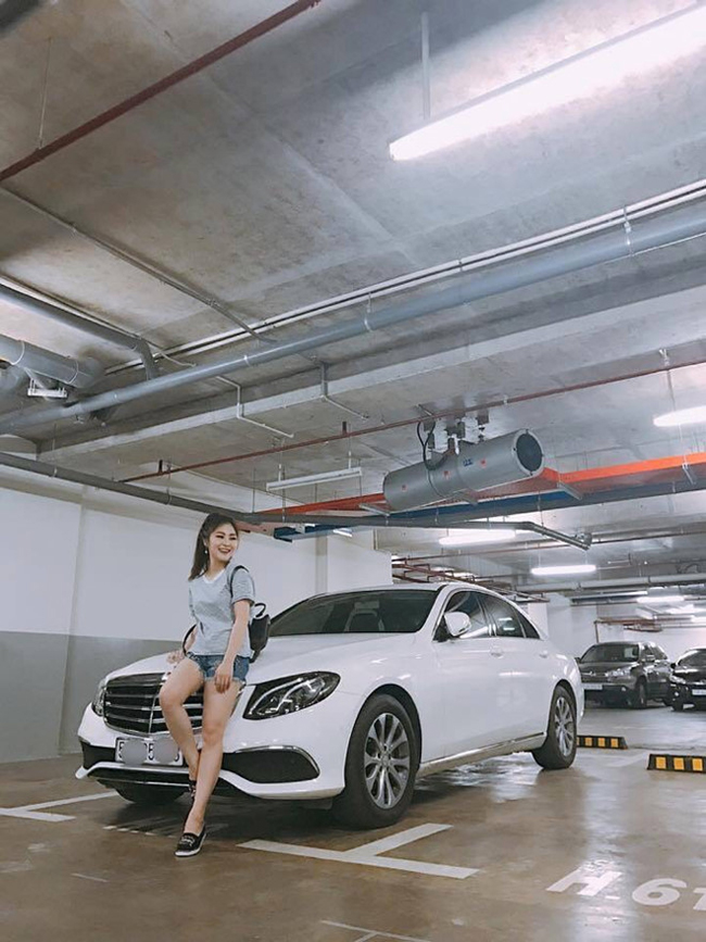 Năm 2017, Hương Tràm tậu cho mình một chiếc xe Mercedes E-Class 2017 màu trắng. Được biết, xế hộp mới tậu của Hương Tràm có giá khoảng 2 tỷ đồng