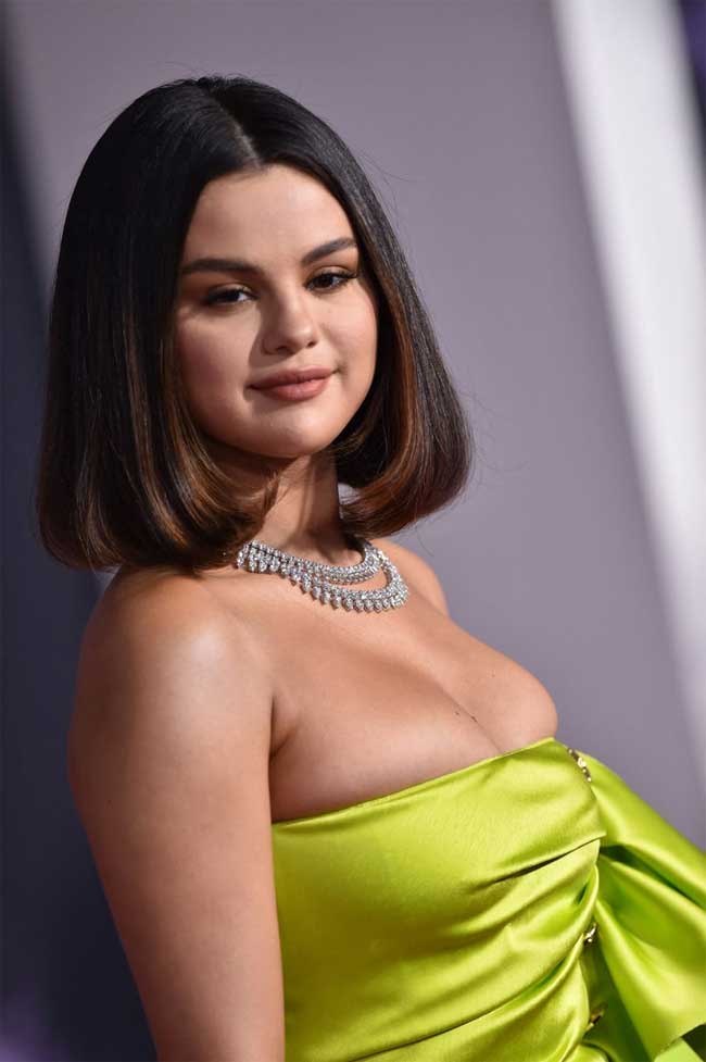 Selena Gomez diện đầm quây hở ngực gây chú ý trên thảm đỏ giải thưởng âm nhạc Mỹ (AMAs) vào tối 24/11.