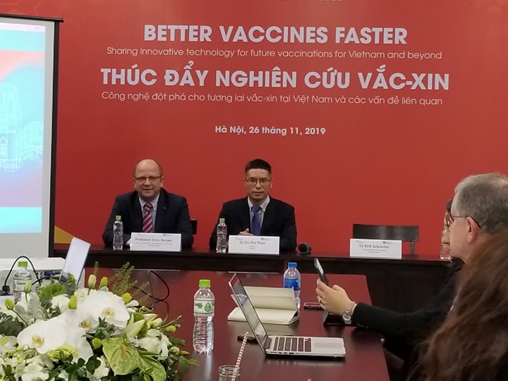 Các nhà khoa học về vắc-xin hàng đầu thế giới đến từ Đại học Bristol, Anh Quốc đã chia sẻ kinh nghiệm mang tính đột phá giúp ngăn ngừa bùng phát mới dịch cúm gia cầm và bệnh dại trên thế giới.