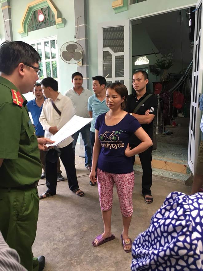 Cơ quan CSĐT đọc lệnh bắt giữ, khám xét nơi ở bà Trần Thị Hiền