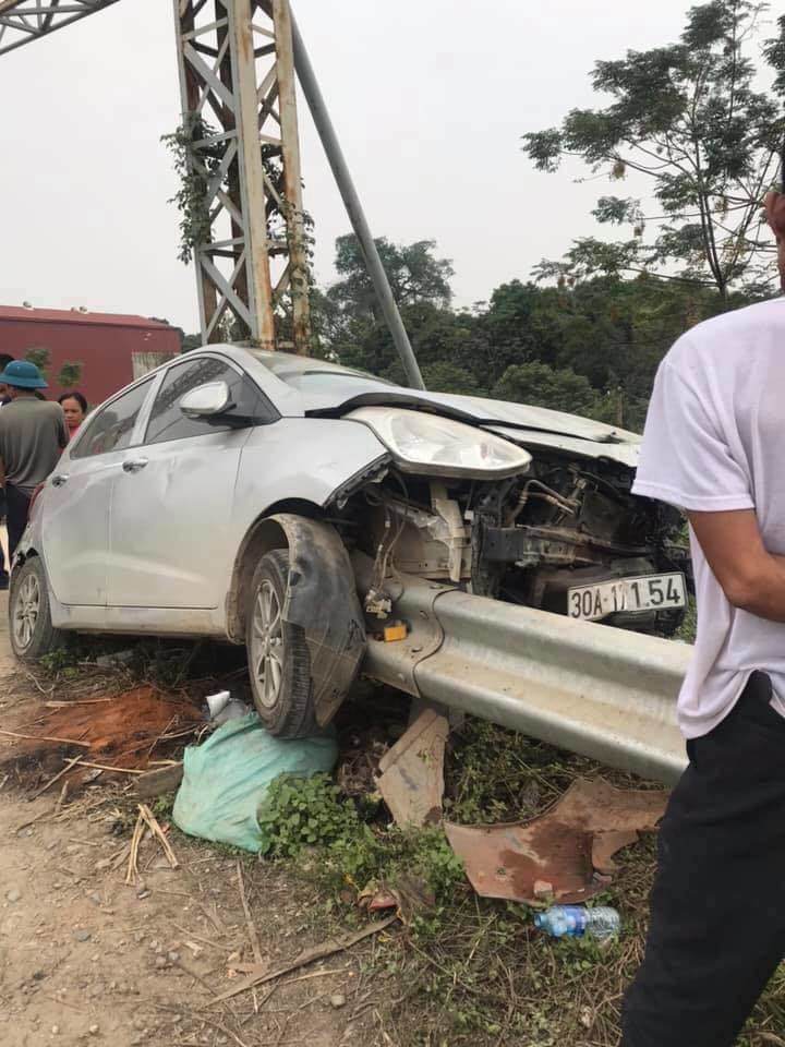 Ô tô 30A-171.54 nằm gọn trên hộ lan tôn tại xã Liên Hiệp, huyện Phúc Thọ, Hà Nội