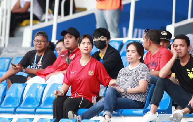 Cực nóng bên lề SEA Games: U22 VN bất ngờ vì SAO siêu VIP, Maria Ozawa gây xôn xao - 5