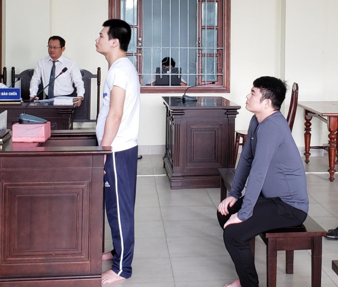 Sơn (ngồi) và Khánh tại tòa