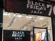 Thị trường - Tiêu dùng - Đổ xô săn hàng sale off ngày Black Friday, dân tình ngã ngửa kiểu &quot;treo đầu dê...&quot;