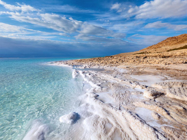 Biển Chết, Israel: Do nồng độ muối cao, nên không loài sinh vật nào ngoài vi khuẩn có thể tồn tại trong Biển Chết. Tại đây, bạn có thể dễ dàng nổi trên mặt nước và lớp bùn phía dưới được cho là có khả năng chữa bệnh.
